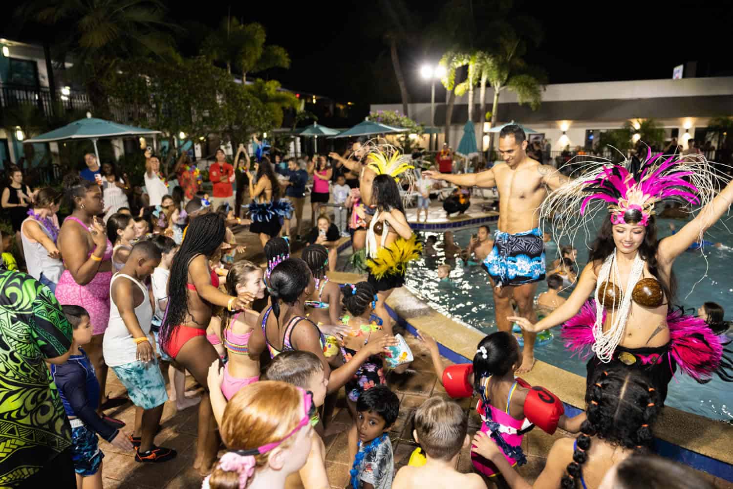 aloha-hula-dancers-with-crowd-big-200k
